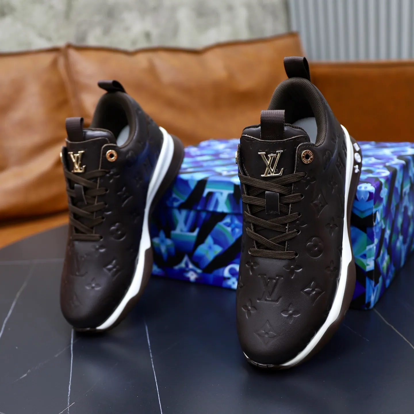 Factory price: 520💰【LV】Louis Vuitton is a high-end brand of men's shoes, new models on the market, top luxury brand, the latest fashionable casual men's shoes, trendy and versatile style, relaxed and sporty style, calfskin upper and ultra-fine workmanship. The original personalized fashionable rubber wear-resistant outsole is light and comfortable on the foot. Code number: 39-44 (45, 46 customized)
